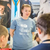 Des gens qui assistent à l'expo sciences 2018 dans le puits de hall du cégep