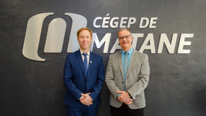 Le directeur général du cégep avec l'adjoint du ministre de l'éducation