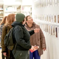 Des gens sont venus participer à l'expo sur les animaux domestiques à la bibliothèque