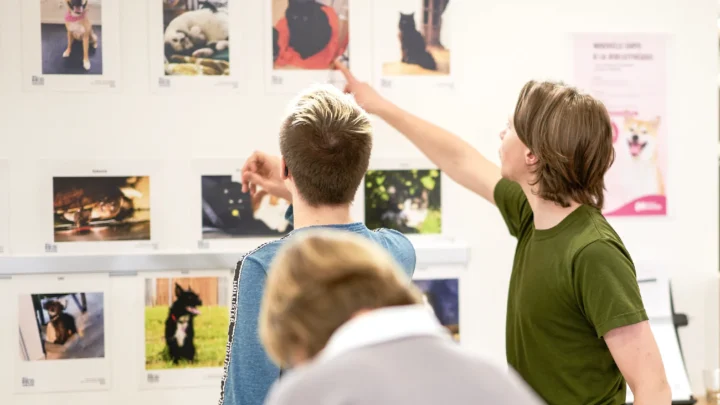 Des gens sont venus participer à l'expo sur les animaux domestiques à la bibliothèque