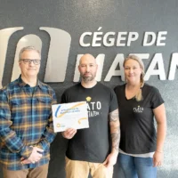 Le directeur général du cégep offrant une certification à Jérémy et Ann du Plato Bistro