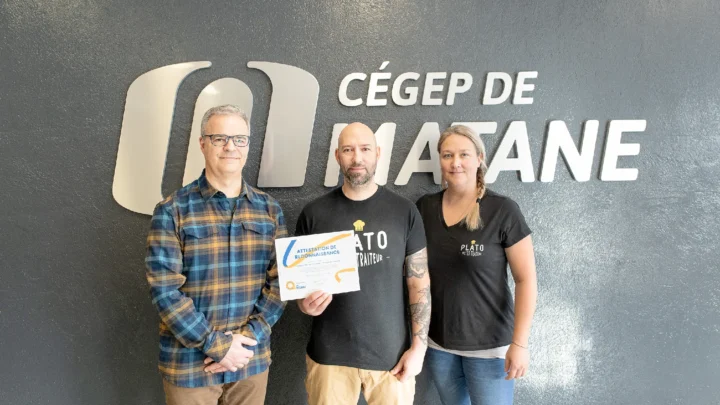 Le directeur général du cégep offrant une certification à Jérémy et Ann du Plato Bistro