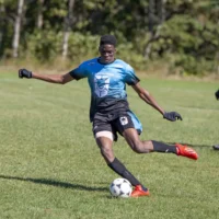 Un joueur de soccer de nos Capitaines en plein élan