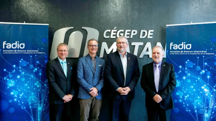 Des membres de FADIO et le directeur général du cégep