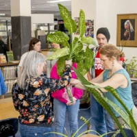 Des membres de la communauté collégiale lors de l'anniversaire de la grainothèque