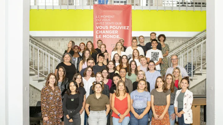 Des élèves du programme Tourisme en bas des escaliers du puits du hall