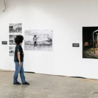 Un personne qui regarde l'exposition Auteurs sans-titre 8