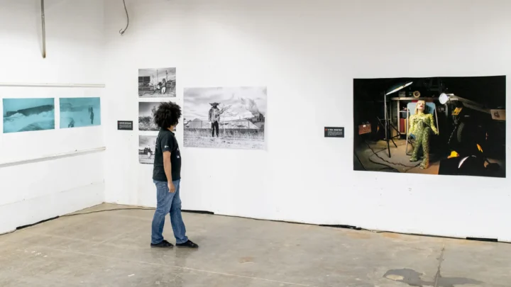 Un personne qui regarde l'exposition Auteurs sans-titre 8