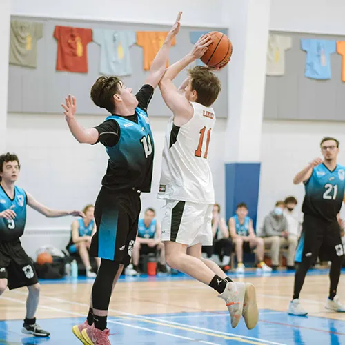 Équipe de basketball en plein match