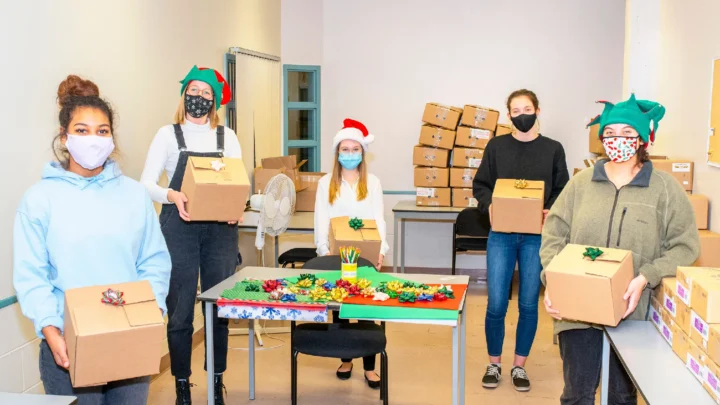 Des membres de la communauté collégiale lors de la journée de distribution de cadeaux de Noël