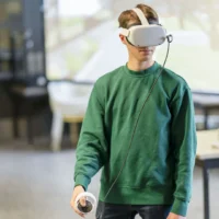 Un élève qui expérimente la réalité virtuelle