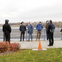 Des élèves d'urbanisme avec leurs enseignants sur le bord de l'eau à Matane