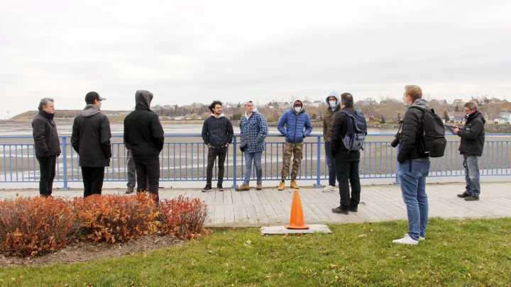 Des élèves d'urbanisme avec leurs enseignants sur le bord de l'eau à Matane