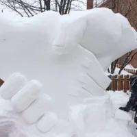 Une sculpture de neige fait par des élèves