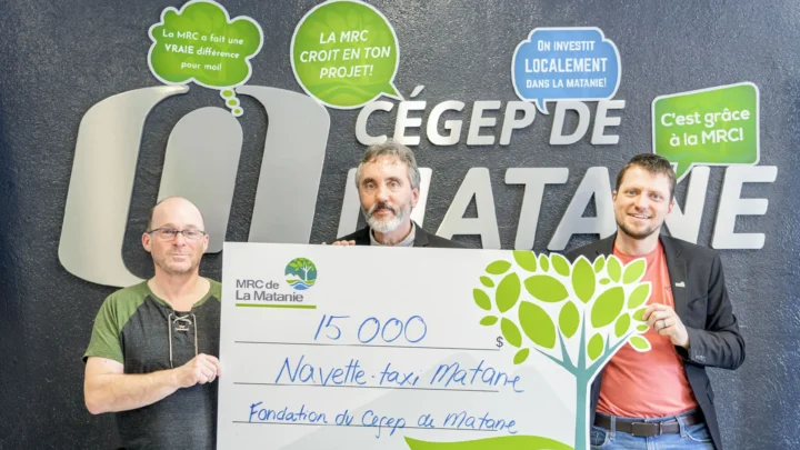 La fondation du Cégep de Matane reçoit un chèque de 15 000$ pour le service de taxi des élèves