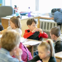 Des personnes de tous les âges lors de l'évènement de la lecture multigénérationnelle