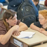 Des personnes de tous les âges lors de l'évènement de la lecture multigénérationnelle