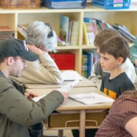 Des personnes de tous les âges lors de l'évènement de la lecture multigénérationnelle