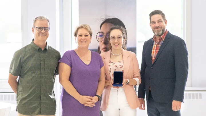 Un élève, accompagnée de sa mère, reçoit la médaille académique du gouverneur général