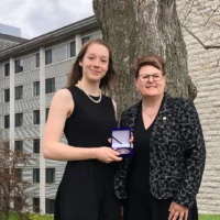 La directrice des études avec l'élève remportant la médaille du lieutenant Gouverneur-Général