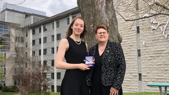 La directrice des études avec l'élève remportant la médaille du lieutenant Gouverneur-Général