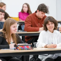 Des membres de la communauté collégiale qui assiste au midi métiers de sciences nature