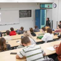 Des membres de la communauté collégiale qui assiste au midi métiers de sciences nature