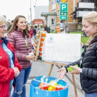 Des élèves et des membres de la population de Matane lors du PARK(ing) Day 2022