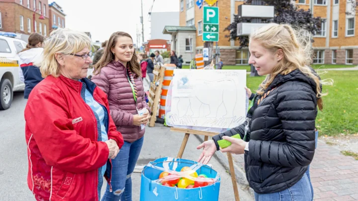 Des élèves et des membres de la population de Matane lors du PARK(ing) Day 2022