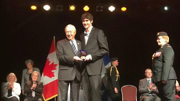 Photo de Piero Barrette qui reçoit la médaille du Lieutenant-Gouverneur général pour la jeunesse