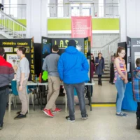 Des gens qui assistent à l'expo sciences 2018 dans le puits de hall du cégep