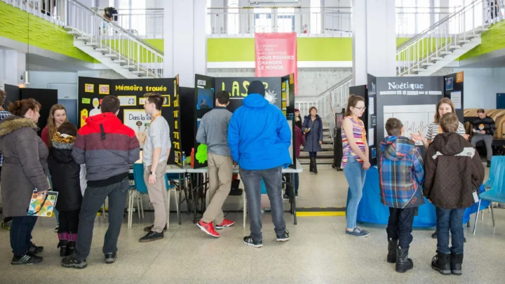 Des gens qui assistent à l'expo sciences 2018 dans le puits de hall du cégep