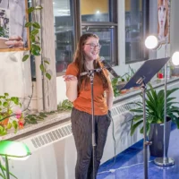 Des élèves du programmes Arts, Lettres et Communications lors d'une soirée théâtrale et littéraire à la bibliothèque du cégep