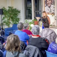 Des élèves du programmes Arts, Lettres et Communications lors d'une soirée théâtrale et littéraire à la bibliothèque du cégep