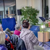 Des élèves du programmes Arts, Lettres et Communications lors d'une soirée théâtrale et littéraire à la bibliothèque du cégep