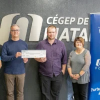 La fondation du Cégep de Matane remet un chèque au département de génie électrique