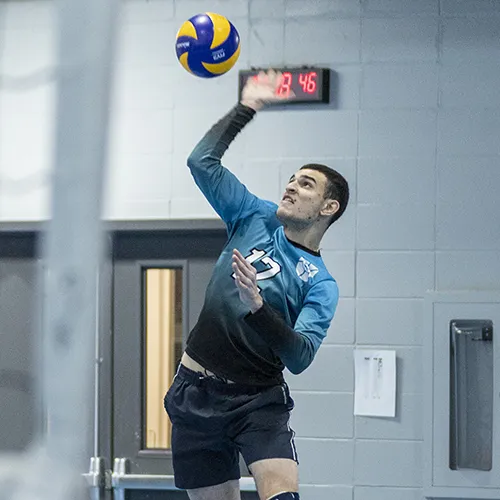 Un élève sur le point d'arrêter le ballon de volley