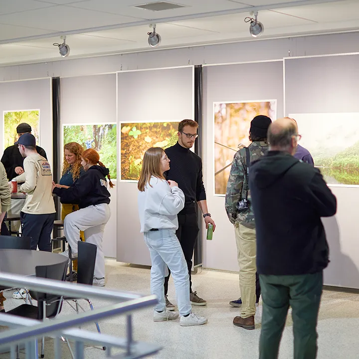 Vernissage exposition de photographie sur les Chic-Chocs dans le hall d'entrée du cégep.