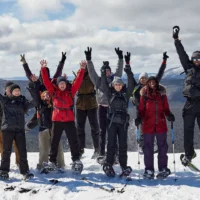 Élèves en sortie de randonnée hivernale en éducation physique