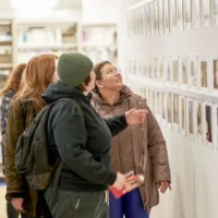 Gens qui regardent une exposition à la bibliothèque