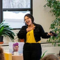 Chanteuse à la bibliothèque