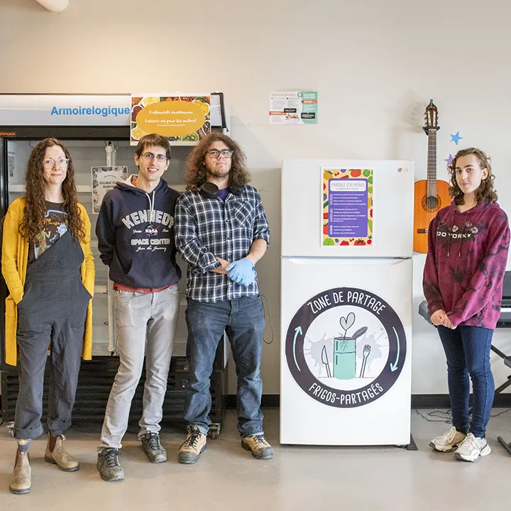 Des étudiantes et étudiants membres du comité étudiant du frigo partagé du Cégep de Matane posent devant le frigo en libre service où la communauté collégiale est invitée à venir déposer des aliments pour éviter le gaspillage et venir en aide à la population étudiante dans le besoin.