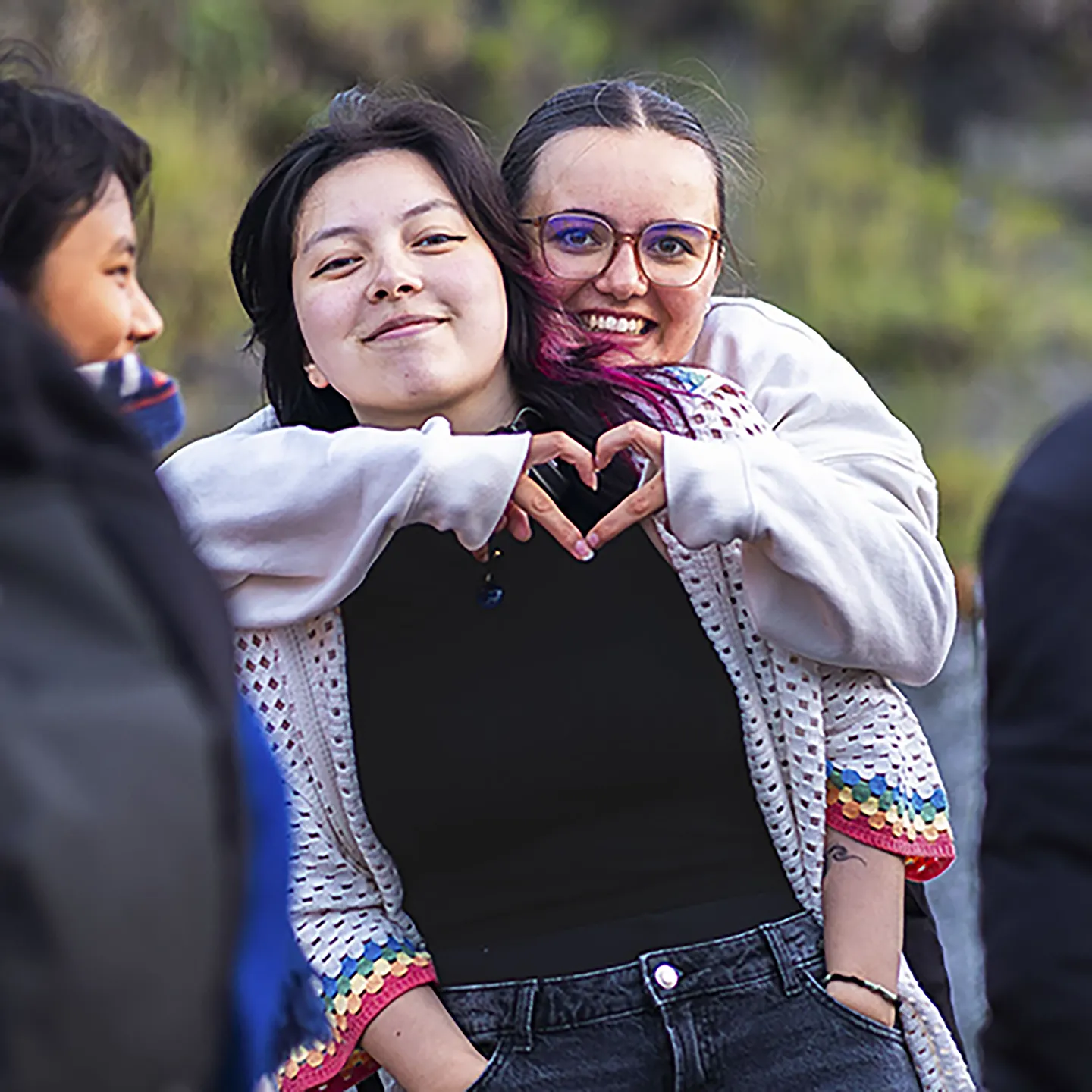 Deux élèves dont une qui forme un coeur avec ses mains