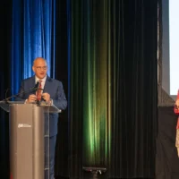 Martin Demers, directeur général du Cégep de Matane, prend la parole sur la scène de l'auditorium, en compagnie de l'enseignante en littérature Mylène Fortin, un micro à la main.