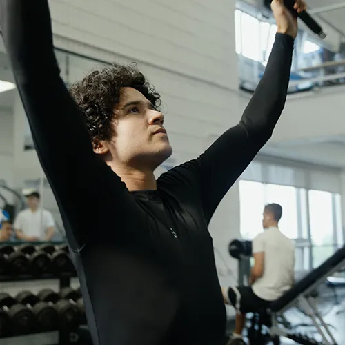 Étudiant qui s'entraîne au Centre d'activité physique.