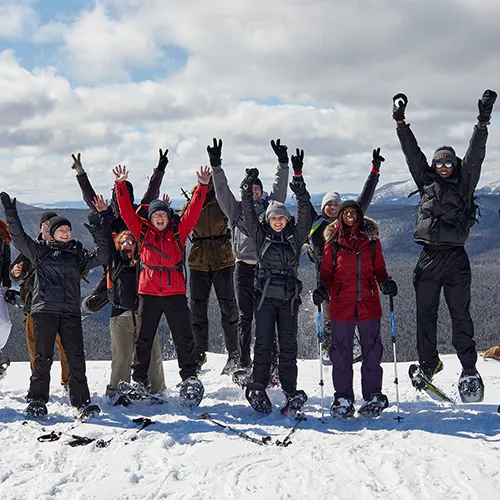 Groupe d'étudiants à l'extérieur en hiver.