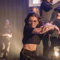 Une troupe de hip-hop effectue un spectacle de danse sur une scène.